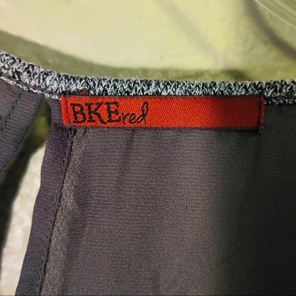 Buckle Red by BKE Gray Top with Cross Over Draped Sheer Open Back in Size Small - Picture 5 of 11